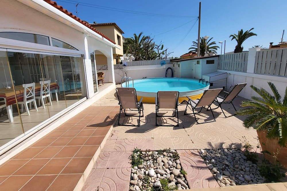 Charming villa with swimming pool, very well equipped and 900m from the beach in Torredembarra, Costa Dorada