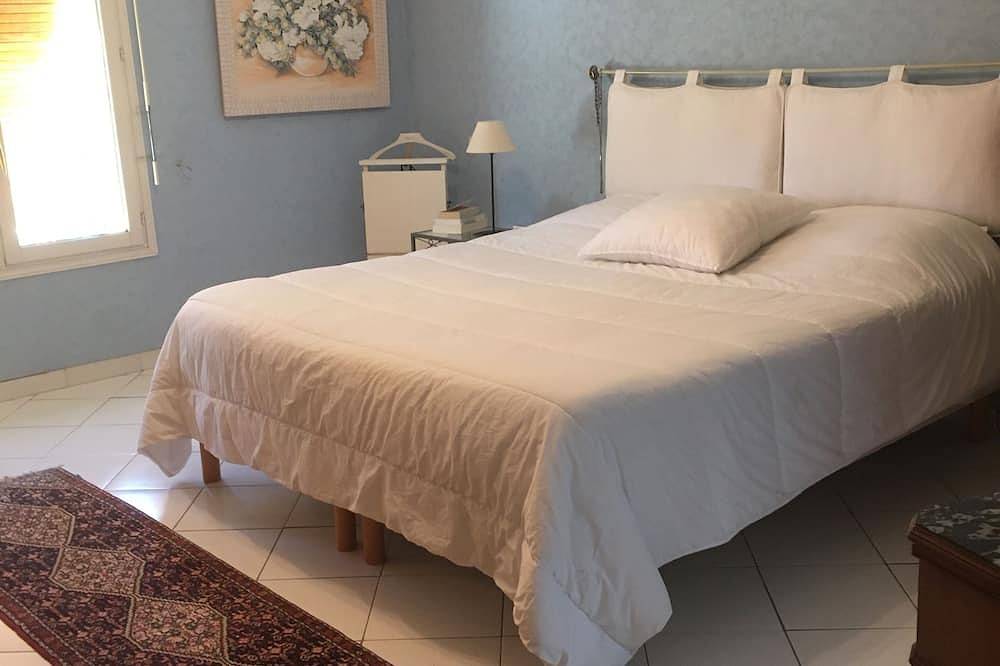 Villa swimming pool South of France. Ideal for families. Pleasant Vaucluse Village in Châteauneuf-de-Gadagne, Vaucluse