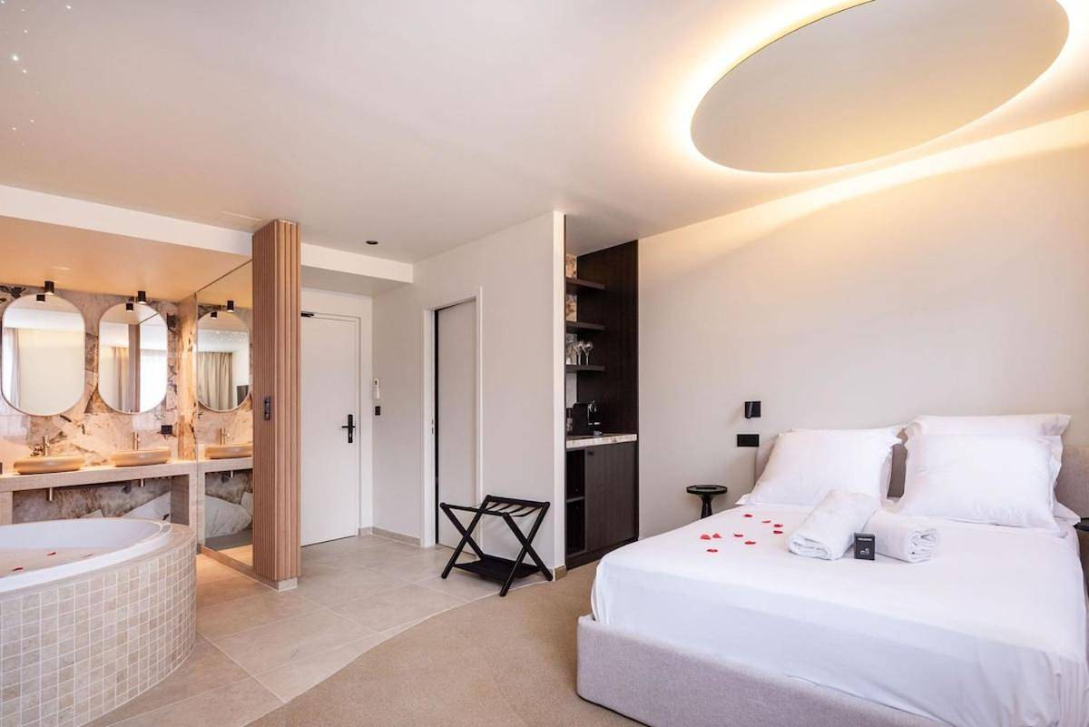 Appartement entier, Ecrin Romantique, Suite d'exception avec balnéo in Lyon, Lyon et ses environs