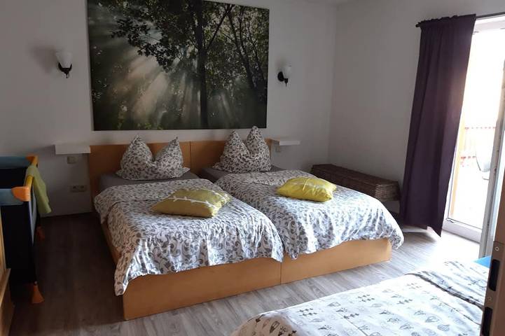Ferienhaus für 30 Personen, mit Balkon und Whirlpool sowie Terrasse und Garten im Vogtland - 2