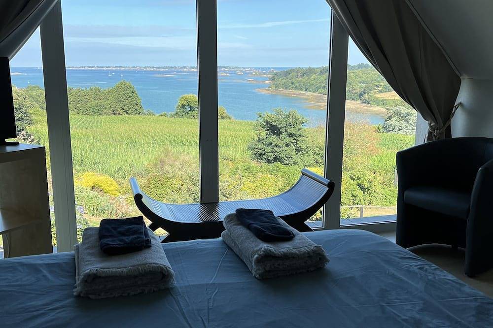 Panoramic sea view villa with heated indoor pool in Lanmodez, Rosa Granitküste