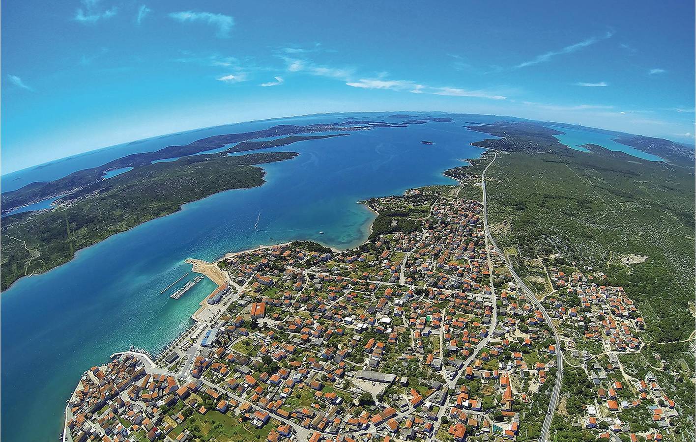 Ganze Ferienwohnung, Apartment mit Meerblick, Terrasse, Parkplatz und WLAN – 600 m zum Strand in Pirovac, Šibenik-Knin
