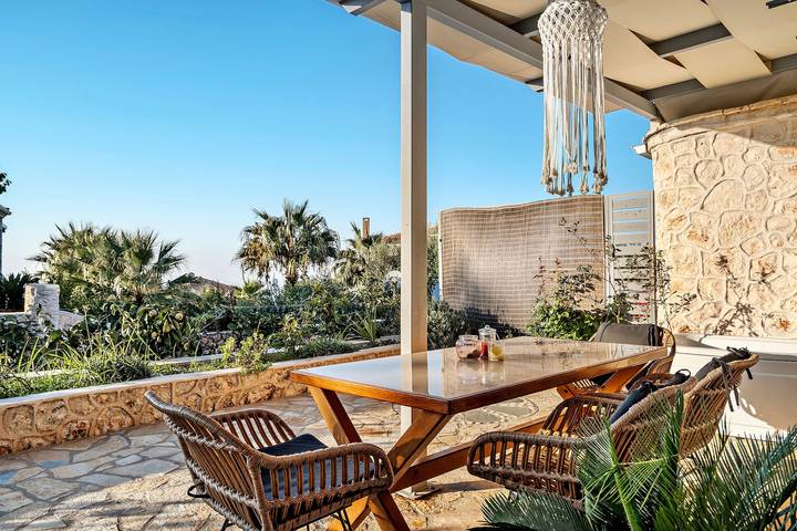 Entire apartment, Apartment "Key" with Private Garden, Terrace & Wi-Fi in Greece