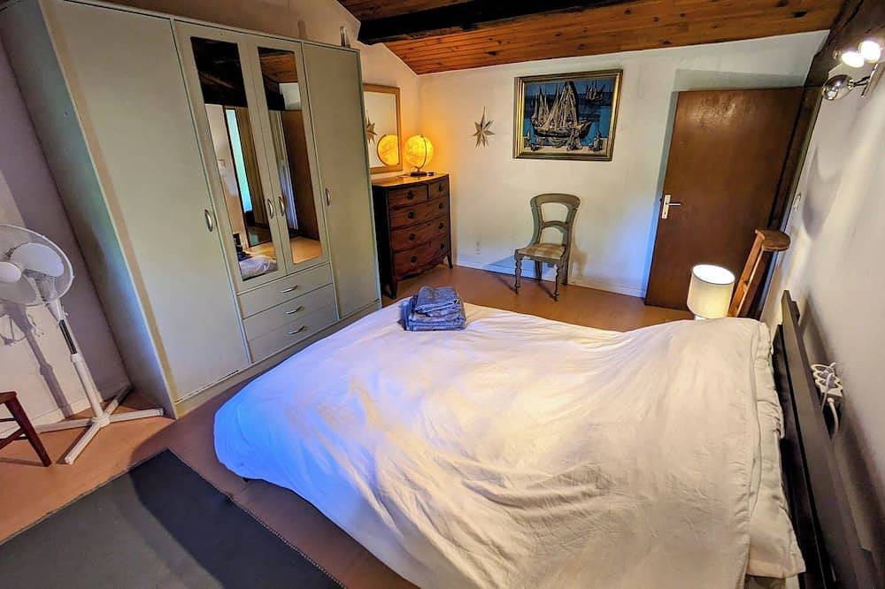 3 double bed house - unspoilt valley views & 10 minutes walk to town in Charroux, Vienne (France)
