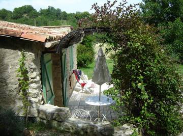 Gîte pour 2 personnes, avec piscine ainsi que terrasse et jacuzzi dans les Alpes-de-Haute-Provence