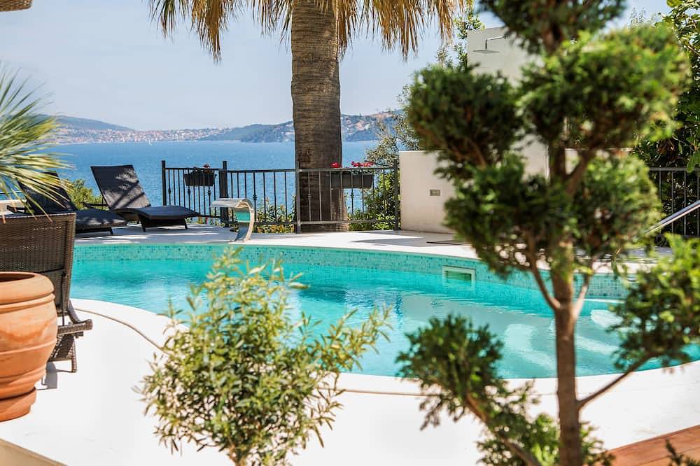 5-Sterne-Luxusvilla, herrliche Aussicht, 50 m vom Strand, beheizter Pool, Whirlpool in Seget Vranjica, Split-Dalmatien
