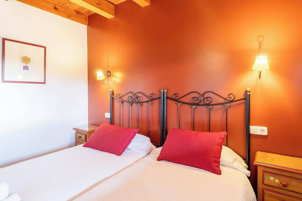 Apartamento entero, Apartamento 'Casa Baja' con piscina compartida, terraza privada y Wi-Fi in Fresnedillas de la Oliva, Provincia de Madrid