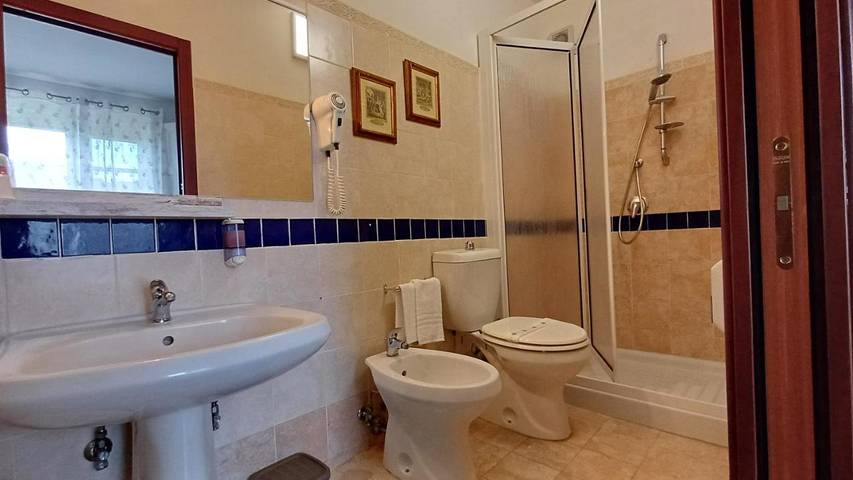 Hôtel pour 5 personnes, avec piscine ainsi que jardin et vue, animaux acceptés à Graniti - 3