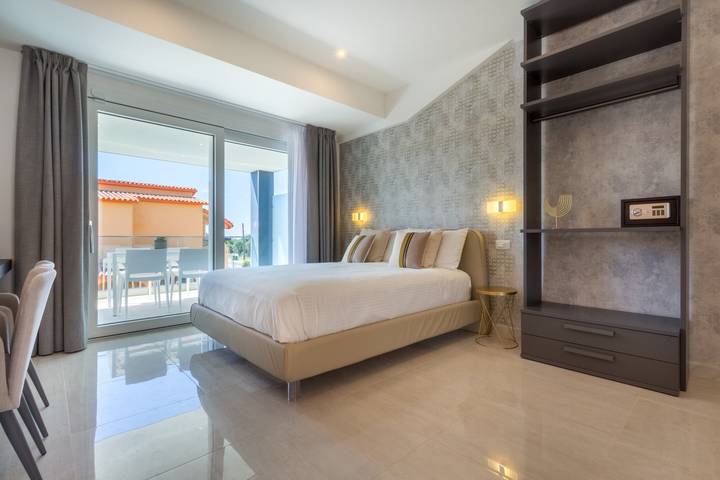 Ganzes Studio, Apartment "Residence Meridian Unità 6" in Strandnähe mit Bergblick, Pool, A/C, Wlan und Balkon in Villa San Pietro, Cagliari Provinz