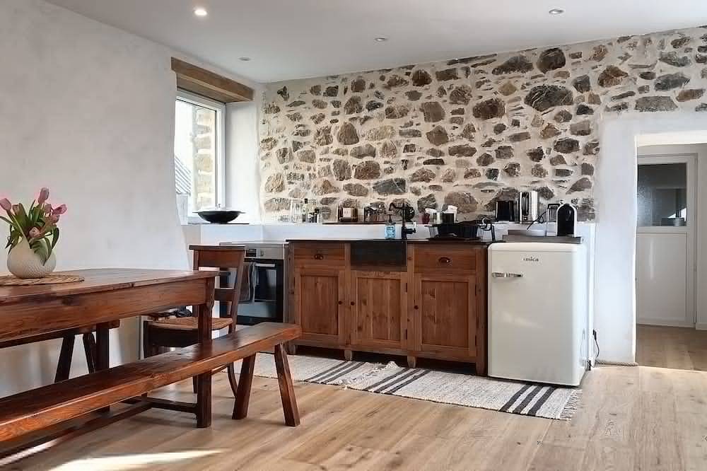 Penty of charm, authenticity and a cocooning atmosphere (wood-burning stove, stone & lime walls) in Plougastel-Daoulas, Brest und Umgebung