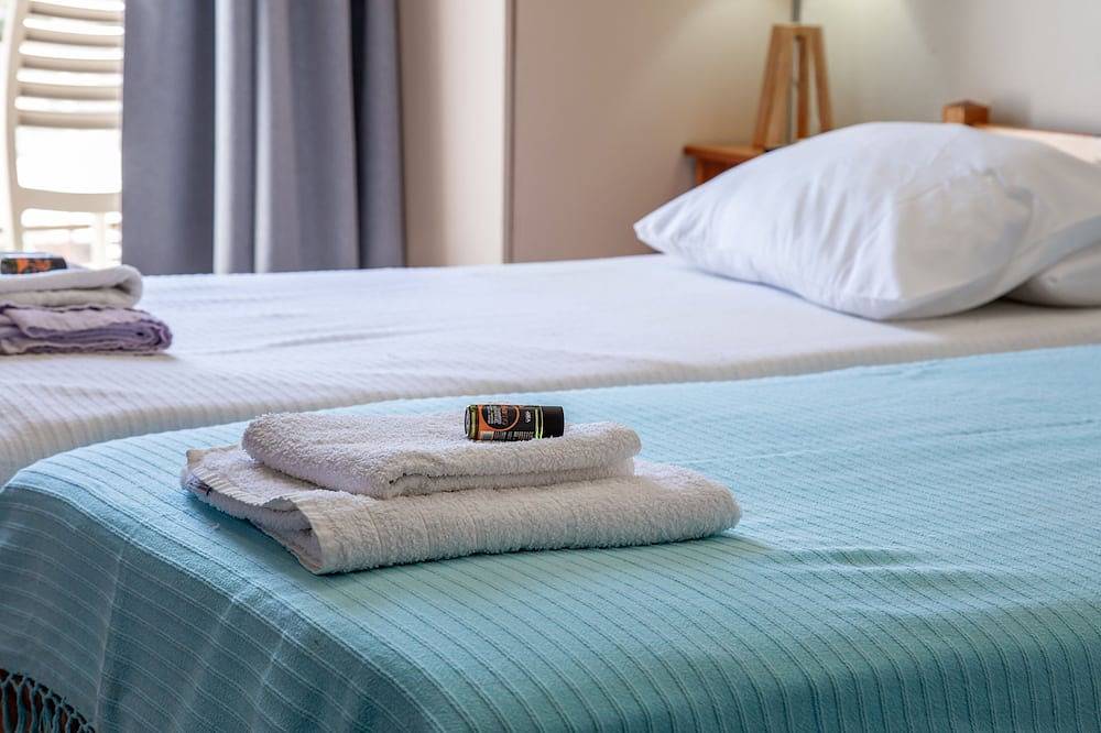 Affordable double room w/sea view on Agia Marina beach\n in Agia Marina, Region de Chania