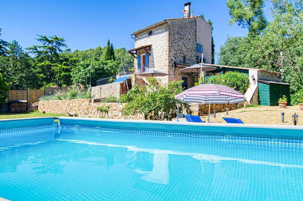 La maison aux volets bleus in Entrecasteaux, Brignoles region