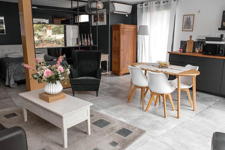 Gîte pour 2 personnes, avec Balcon et Jacuzzi ainsi que Terrasse et Jardin dans Courcelles-Sapicourt