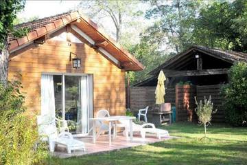 Gîte pour 3 personnes, avec terrasse et piscine à Lesperon