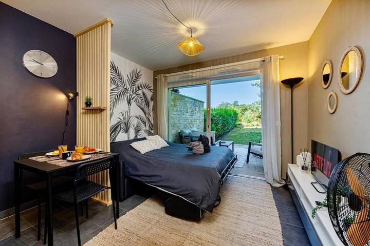 Gîte pour 2 personnes, avec Terrasse ainsi que Jardin et Vue à Prévessin-Moëns