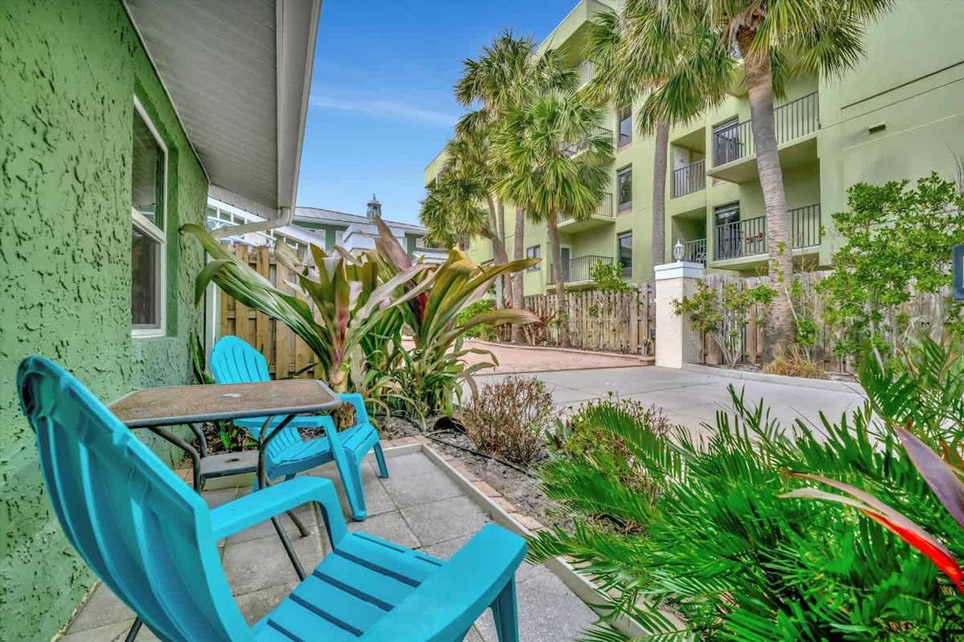 Apartamento entero, Stones Throw Beachside Bungalow  2 At The Beach  in Indian Rocks Beach, Pinellas County