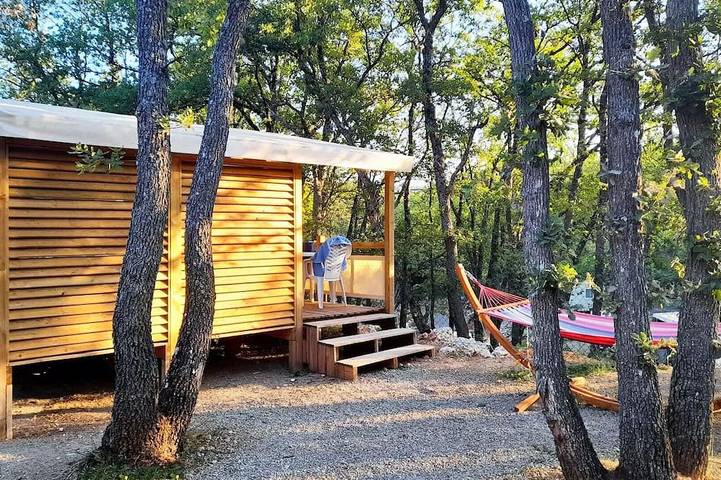 Camping pour 2 personnes, avec terrasse à Bauduen