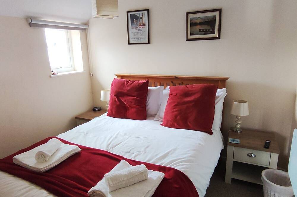 Cosy and comfortable Riverside Cottage in Wroxham, the Gateway to the Broads in Wroxham, The Broads