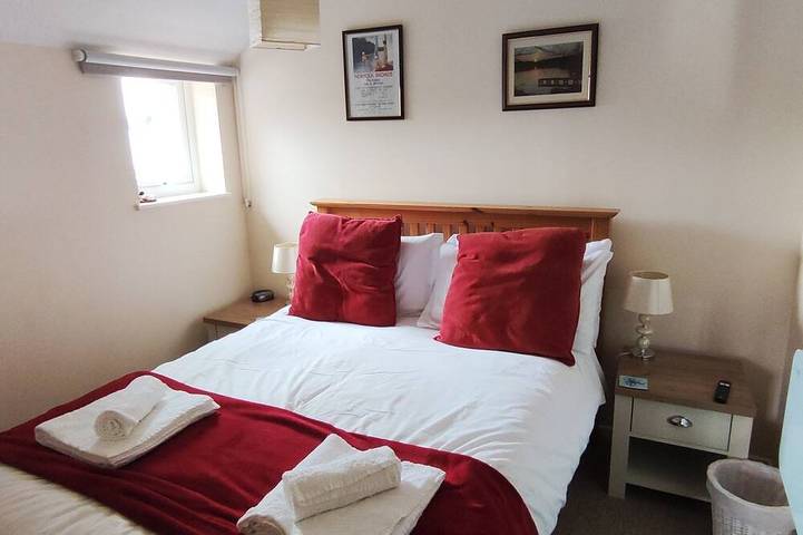 Cosy and comfortable Riverside Cottage in Wroxham, the Gateway to the Broads in Wroxham, The Broads