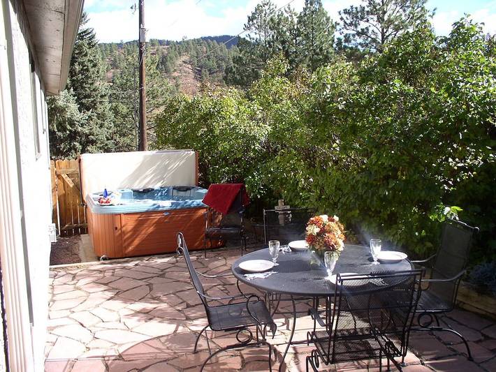 Vacation rental for 6 people, with hot tub and yard as well as pool in Pikes Peak
