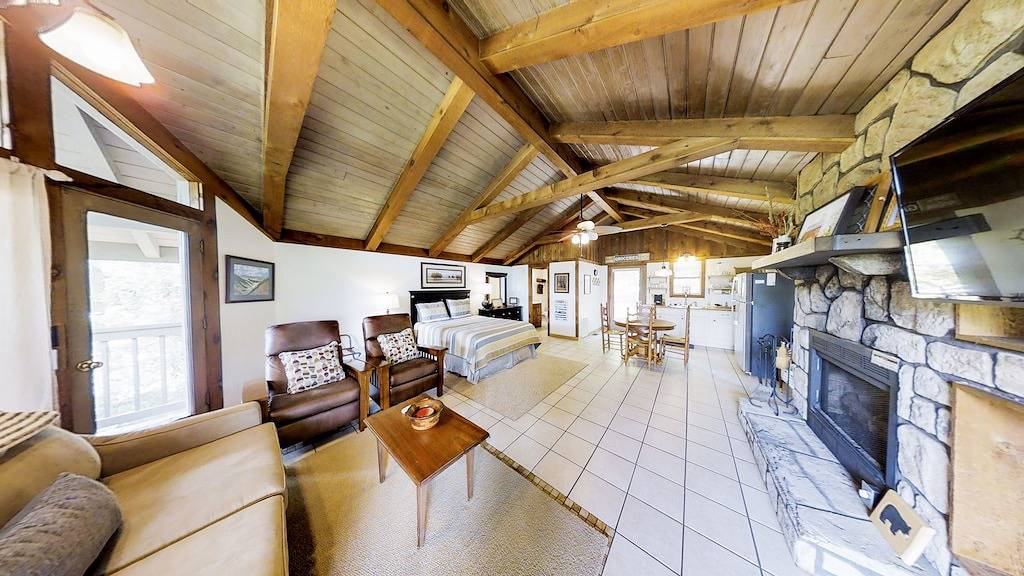 Flussblick \\ Abgeschieden \\ Flussblick / Zugang \\ Whirlpool \\ Wifi \\ Gaskamin in Blount County