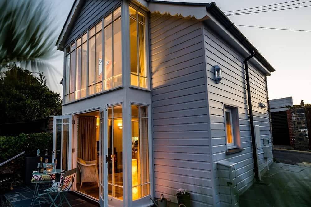 Perfect romantic retreat centrally located with sea views in New Quay, Cardigan Bay