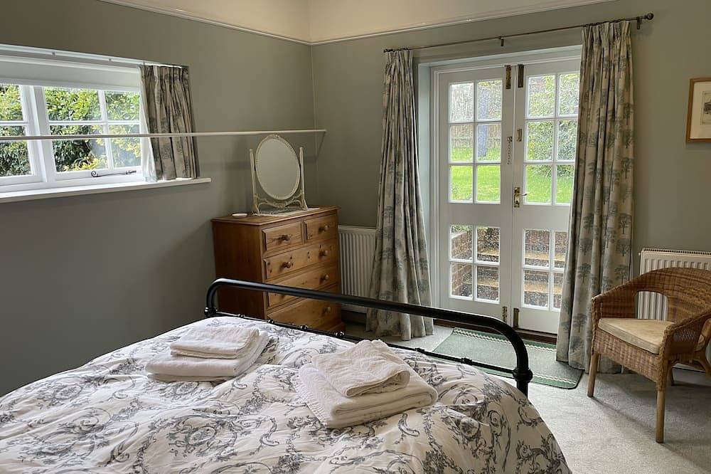 Delightful pet-friendly oast with enclosed garden on Kent/Sussex border near Rye in Ashford region