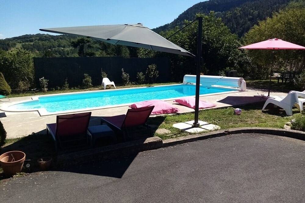 Appartement entier, Gîte 3* 'le temps d'une pause' avec piscine in Coubon, Haute-Loire