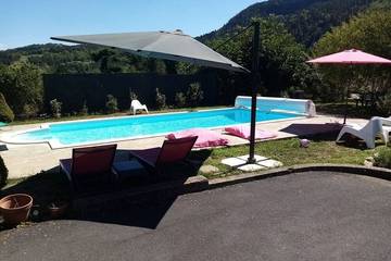 Gîte pour 2 personnes, avec terrasse ainsi que piscine et jardin à Coubon