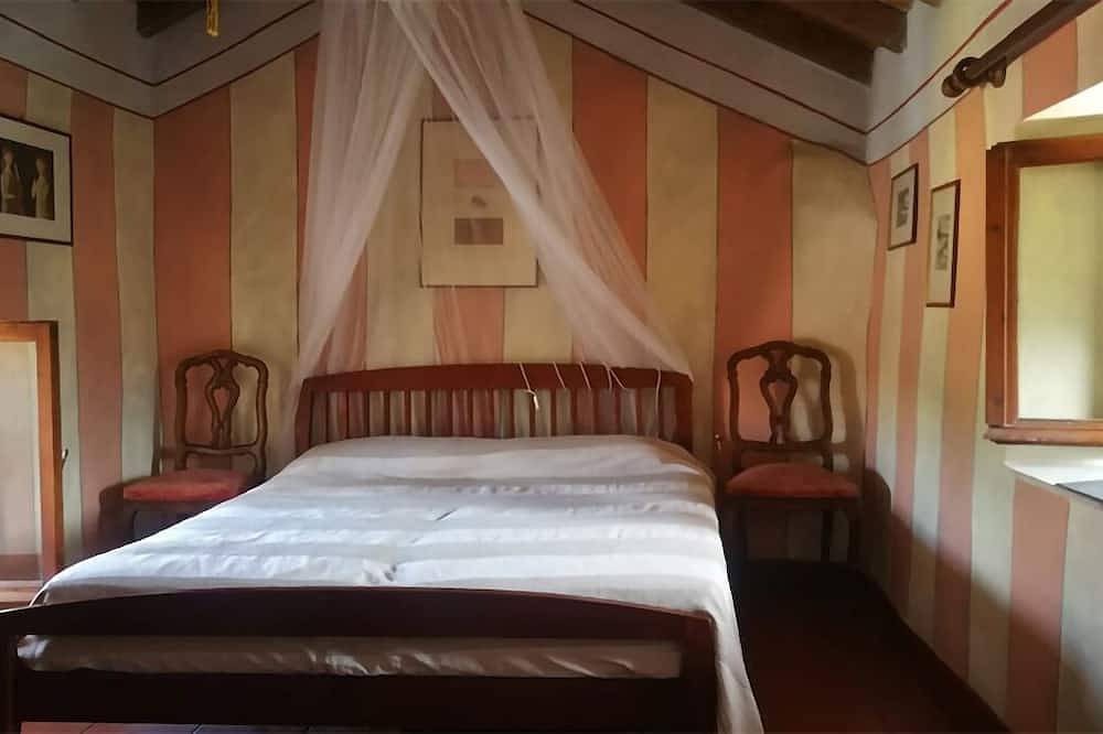 Appartement entier, Former military outpost watchtower at the entrance to the village. in Castelletto d'Orba, Province d'Alexandrie