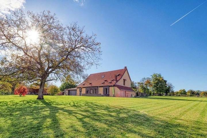 Location de vacances pour 13 personnes, avec Terrasse et Jardin ainsi que Piscine et Vue dans Gardefort