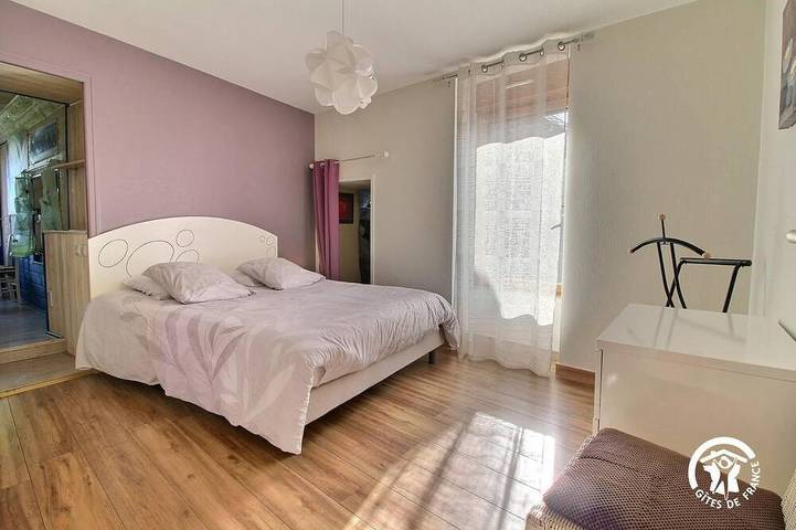 Location de vacances pour 8 personnes, avec terrasse ainsi que jardin et piscine à Monterblanc - 2