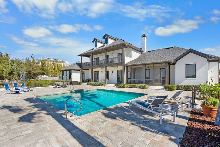 Vacation rental for 15 people, with balcony and yard, kid friendly in Crescent Beach