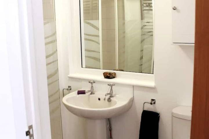 Inclusive, child-friendly, dogs welcome, garden area, near pubs/river/golf in Cookham, Berkshire