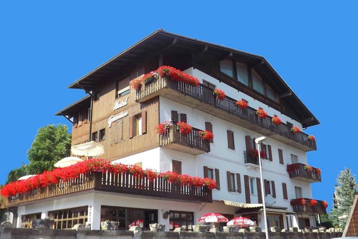Hôtel pour 6 personnes, avec terrasse ainsi que vue et jardin