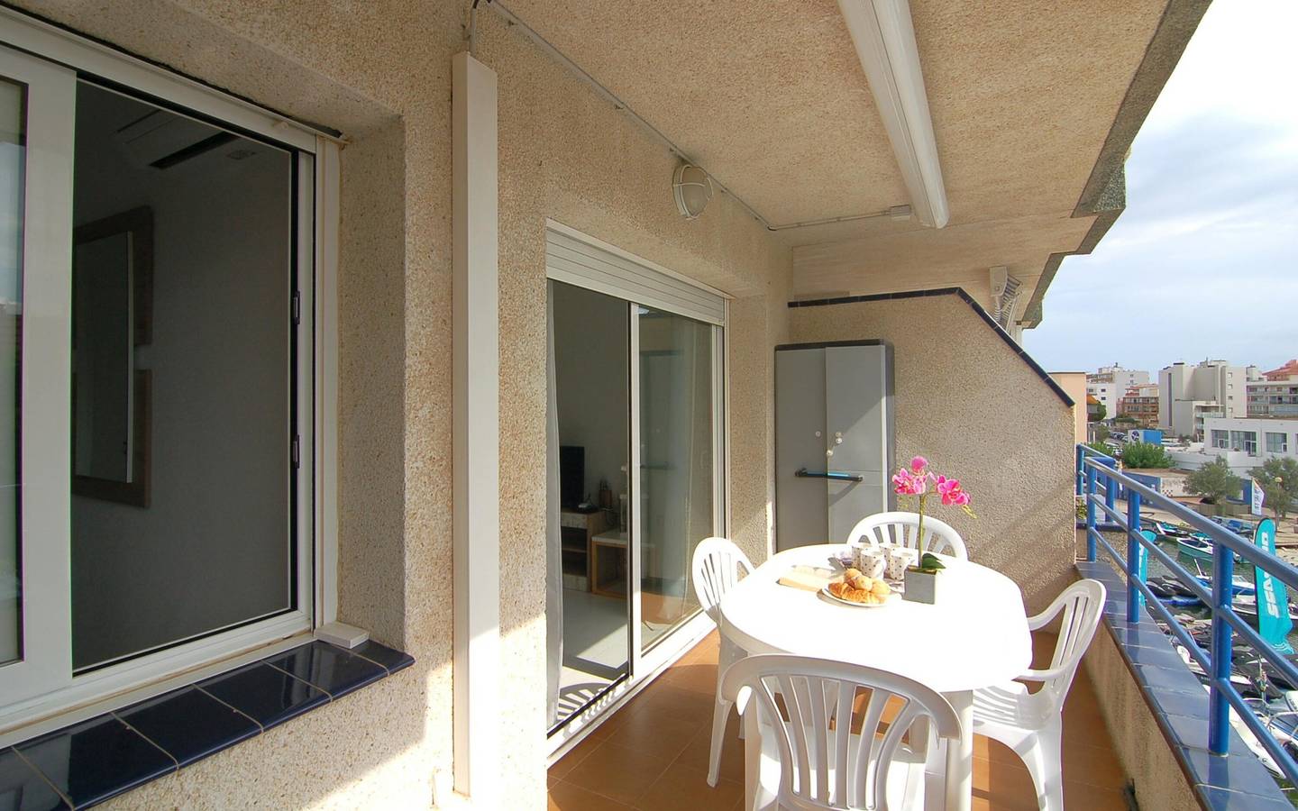 Apartamento entero, ¡Encantador apartamento en alquiler en Roses, Costa Brava! A 400 metros de la playa, capacidad para 4 personas. ¡Reserva ahora! in Santa Margarida, Roses