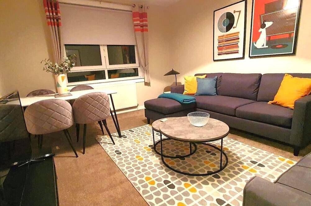 Mackie House: A fully equipped house in a residential area within the costal town of Port Glasgow in Inverclyde