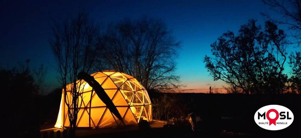 Tente pour 4 personnes, avec Jacuzzi et Terrasse ainsi que Jardin et Vue