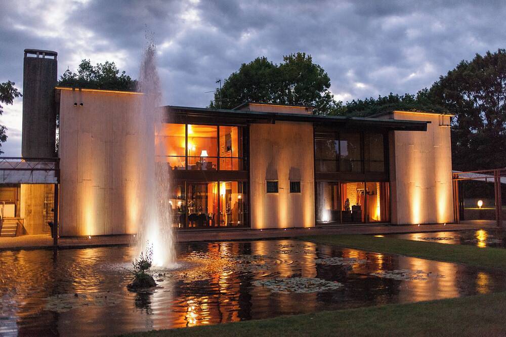 A villa designed by Tobia Scarpa, surrounded by nature. in Abano Terme, Colinas Eugâneas