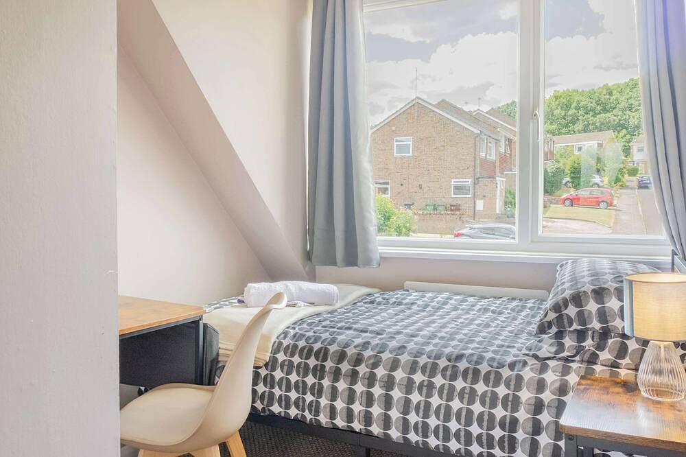 Spacious 4-Bed House · Guildford · Free Parking in Worplesdon, Guildford