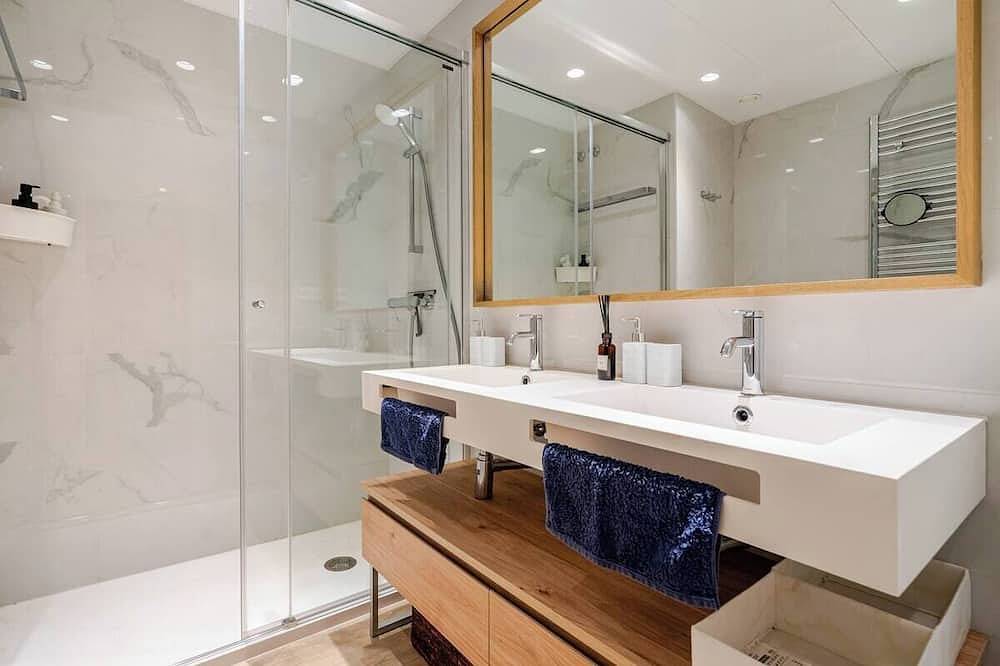 Private Room with A/C & Rooftop in Barcelona Centre, Barcelona