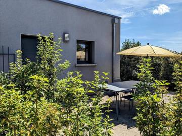 Gîte pour 2 personnes, avec terrasse dans Mours-Saint-Eusèbe