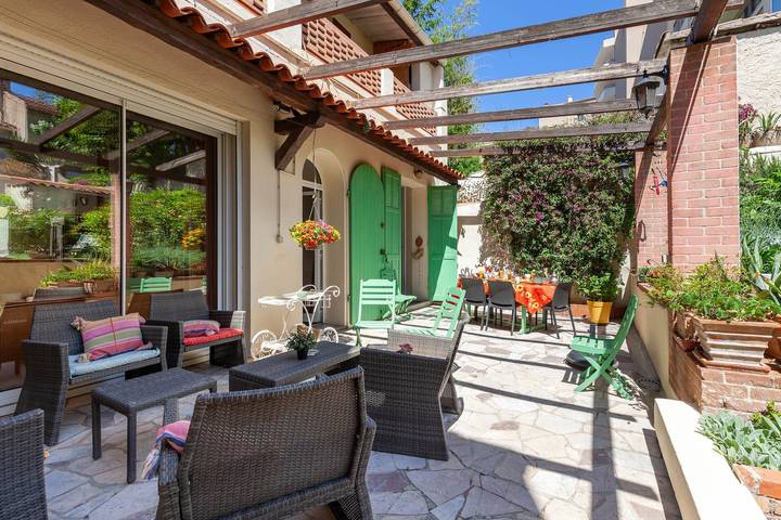 Gastenkamer 'Les Citronniers - Bibliotheek' met gedeeld terras, wifi en airco in Marseille, Marseille en omgeving