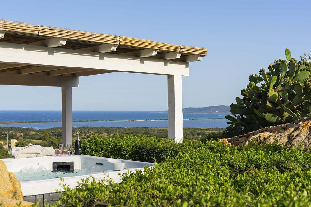 Ganze Wohnung, Residenz Rocca Rosa mit Pool und Blick auf das Meer, Spa, Wi-Fi, Klimaanlage, Grill in Lu Fraili di Sopra, San Teodoro