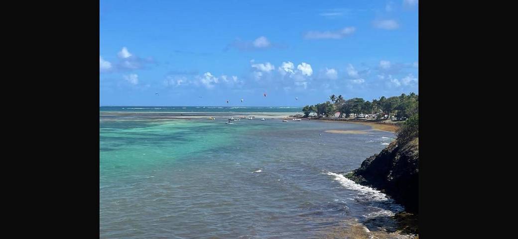 Location de vacances pour 4 personnes, avec piscine ainsi que vue et balcon, adapté aux familles dans Pointe Faula
