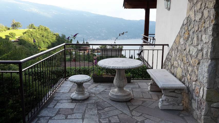 Casa vacanza per 6 persone, con balcone e giardino al Lago di Garda