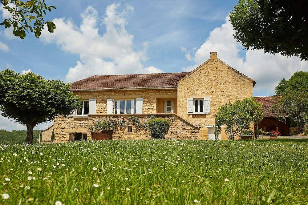 Belle maison en pierres avec ses grands espaces et vos vacances de rêve à Beynac in Beynac-et-Cazenac, Périgord Noir