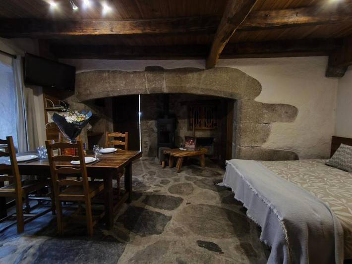 Chambre d’hôte pour 2 personnes, avec jardin ainsi que vue et piscine dans Lozère