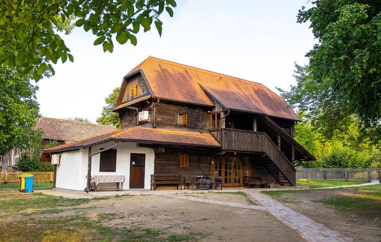 Ferienhaus für 11 Personen, mit Pool und Whirlpool sowie Sauna und Garten