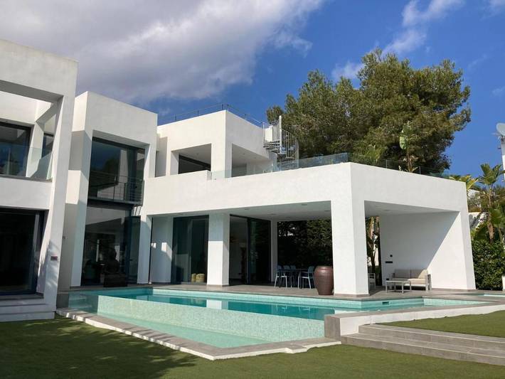 Location de vacances pour 10 personnes, avec balcon et vue ainsi que piscine et jardin à Cala Llenya